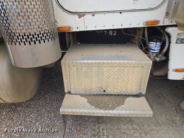 image for item ET5362 1981 Peterbilt semi truck