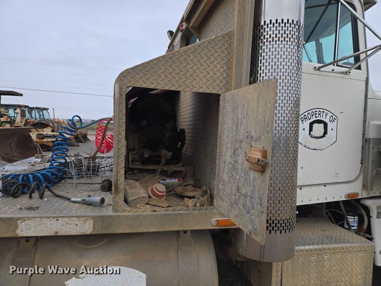 image for item ET5362 1981 Peterbilt semi truck