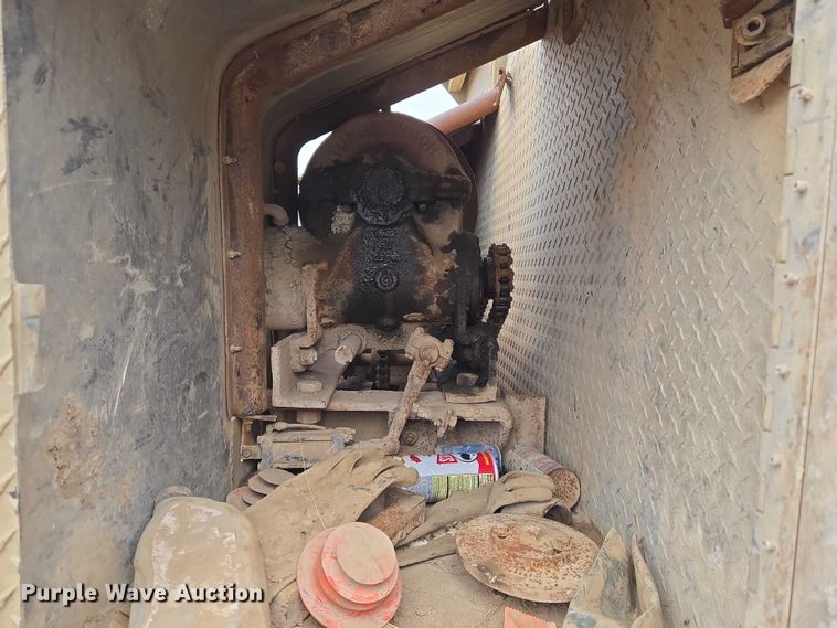 image for item ET5362 1981 Peterbilt semi truck