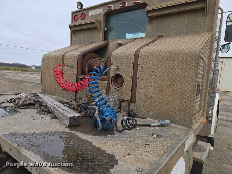 image for item ET5362 1981 Peterbilt semi truck