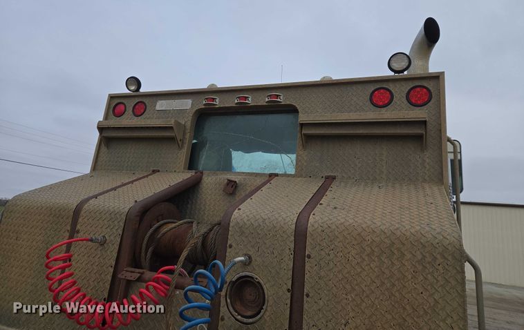 image for item ET5362 1981 Peterbilt semi truck