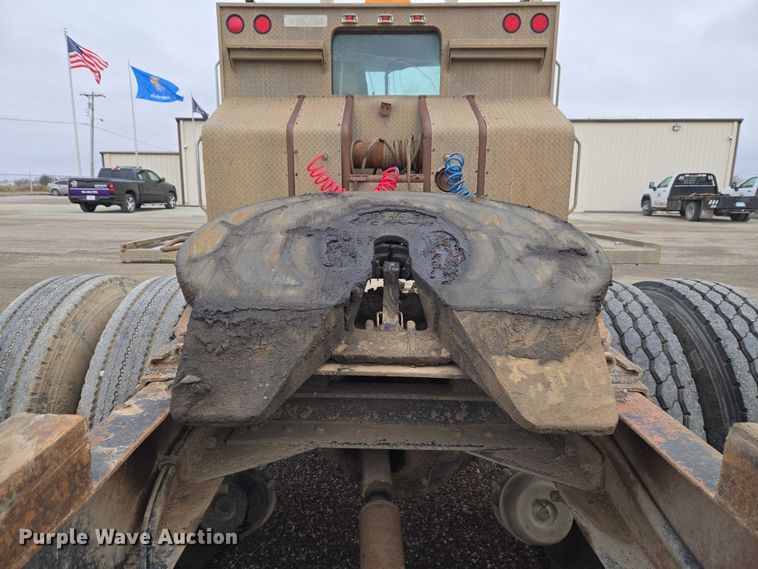 image for item ET5362 1981 Peterbilt semi truck