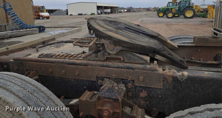 image for item ET5362 1981 Peterbilt semi truck