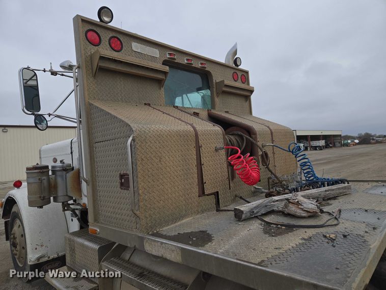 image for item ET5362 1981 Peterbilt semi truck