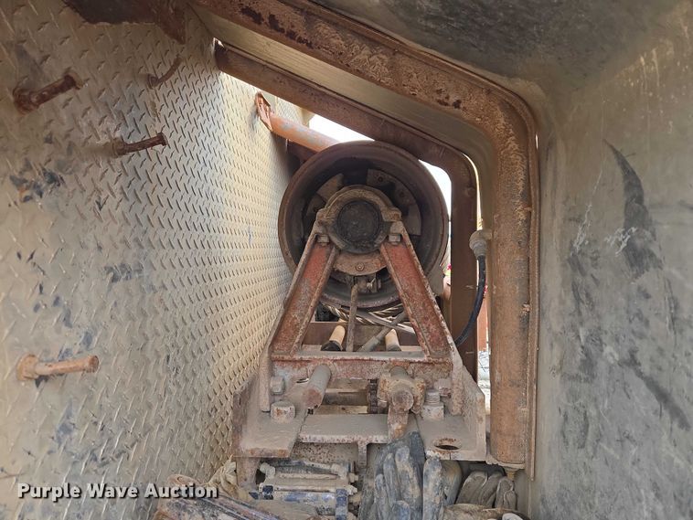 image for item ET5362 1981 Peterbilt semi truck