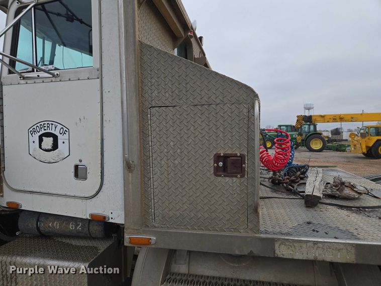 image for item ET5362 1981 Peterbilt semi truck