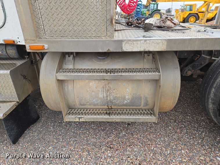 image for item ET5362 1981 Peterbilt semi truck