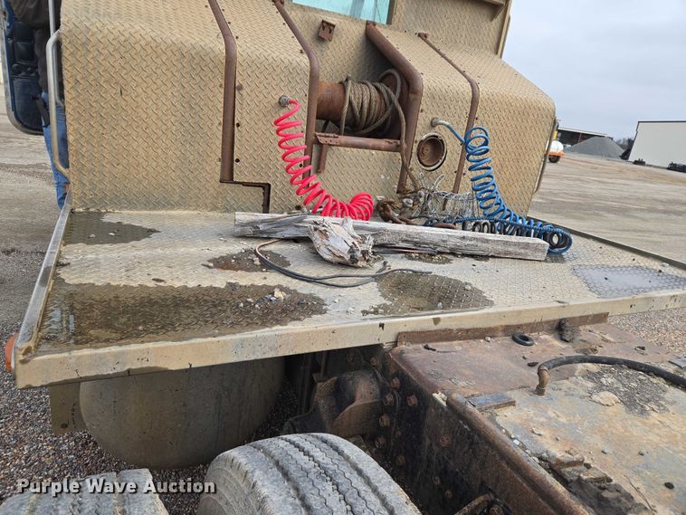 image for item ET5362 1981 Peterbilt semi truck