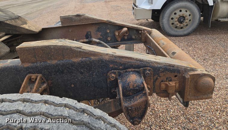 image for item ET5362 1981 Peterbilt semi truck