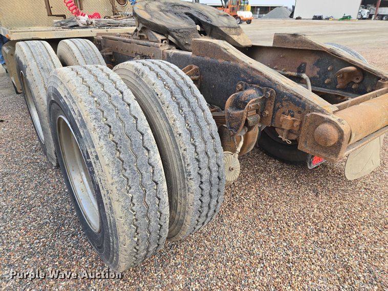 image for item ET5362 1981 Peterbilt semi truck