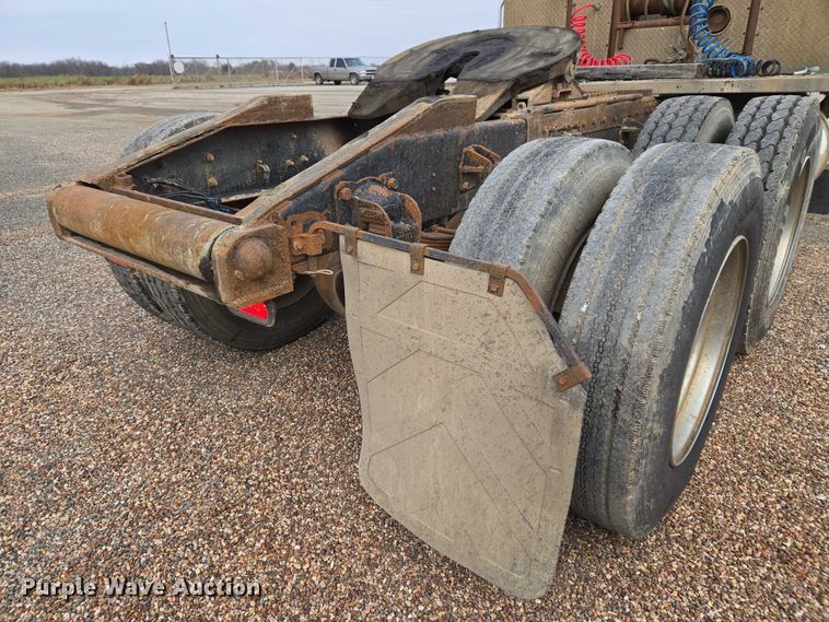 image for item ET5362 1981 Peterbilt semi truck