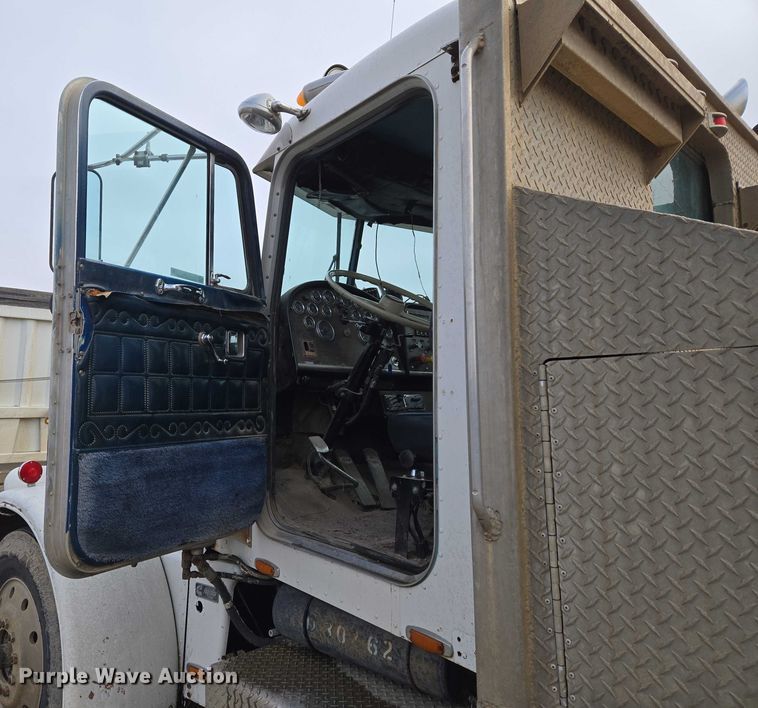 image for item ET5362 1981 Peterbilt semi truck