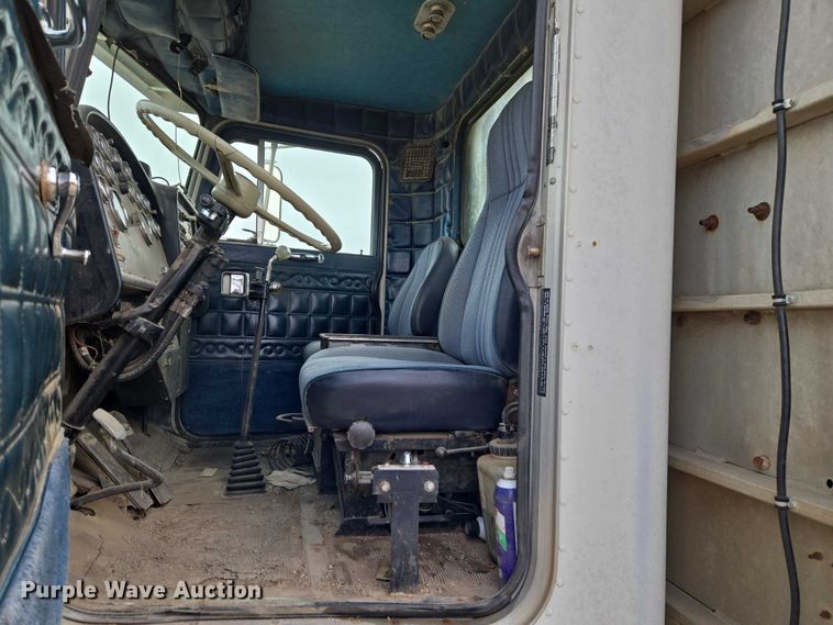 image for item ET5362 1981 Peterbilt semi truck