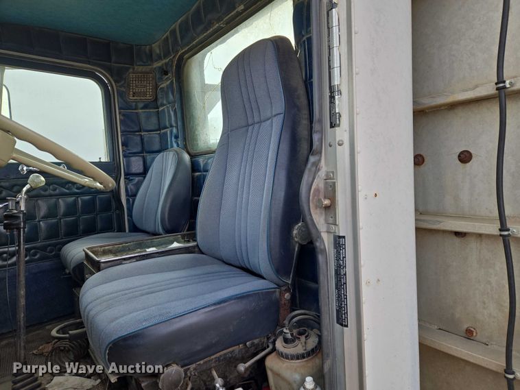 image for item ET5362 1981 Peterbilt semi truck