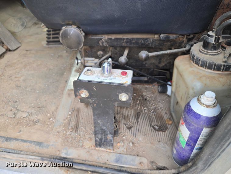 image for item ET5362 1981 Peterbilt semi truck