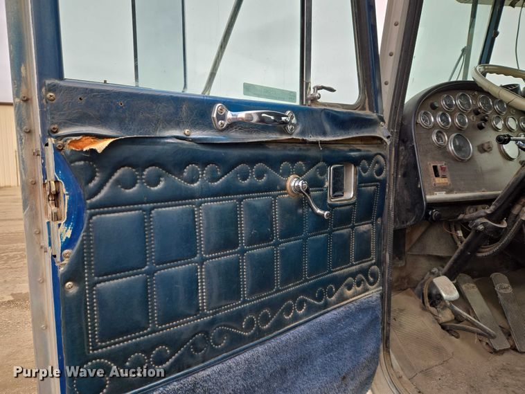 image for item ET5362 1981 Peterbilt semi truck