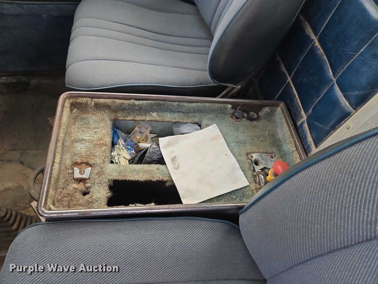 image for item ET5362 1981 Peterbilt semi truck