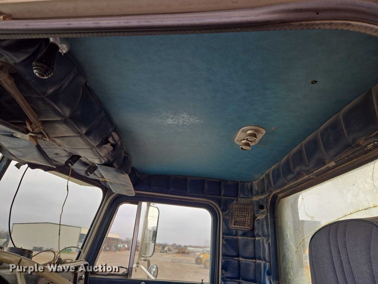 image for item ET5362 1981 Peterbilt semi truck