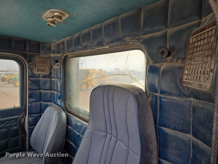 image for item ET5362 1981 Peterbilt semi truck