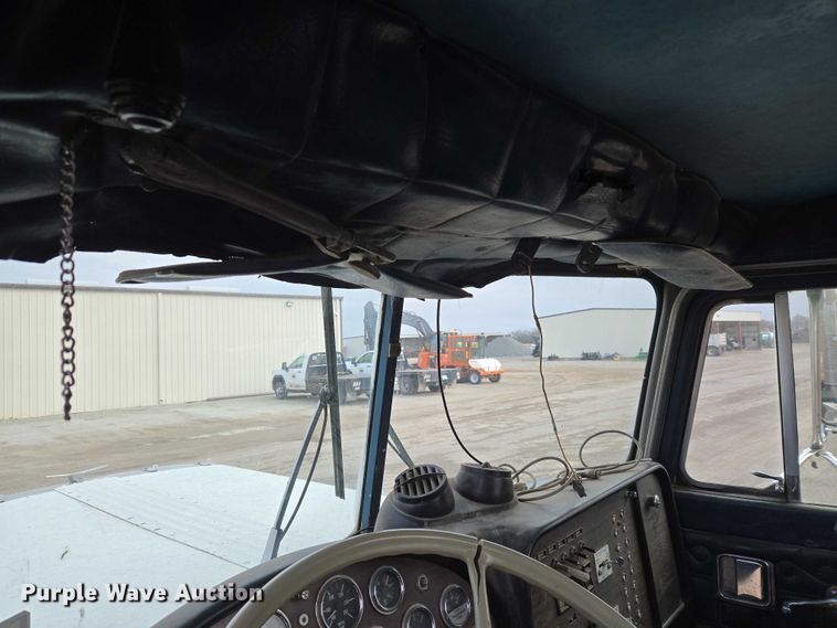 image for item ET5362 1981 Peterbilt semi truck