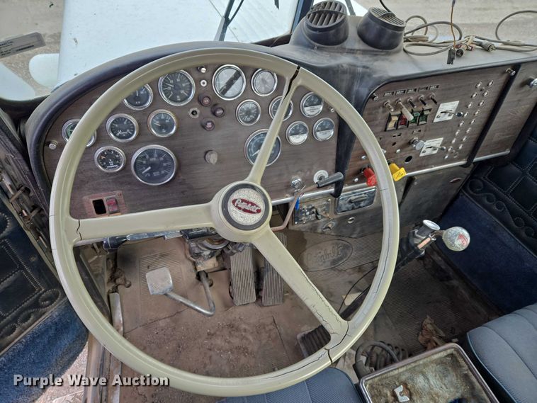 image for item ET5362 1981 Peterbilt semi truck