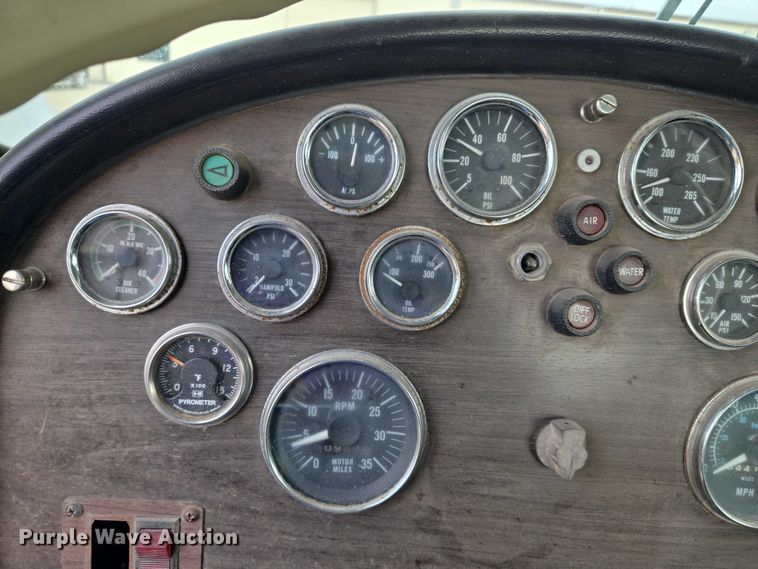 image for item ET5362 1981 Peterbilt semi truck