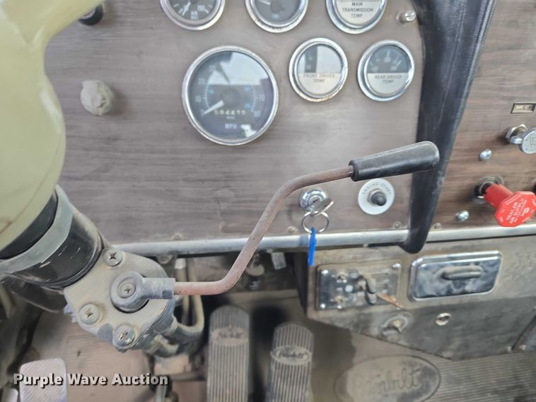 image for item ET5362 1981 Peterbilt semi truck