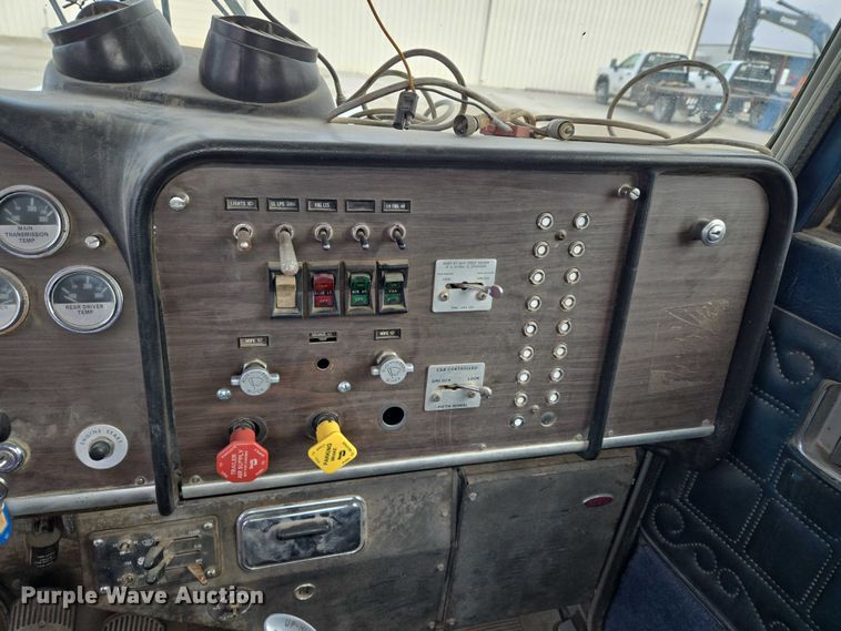 image for item ET5362 1981 Peterbilt semi truck