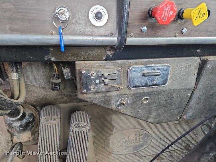 image for item ET5362 1981 Peterbilt semi truck