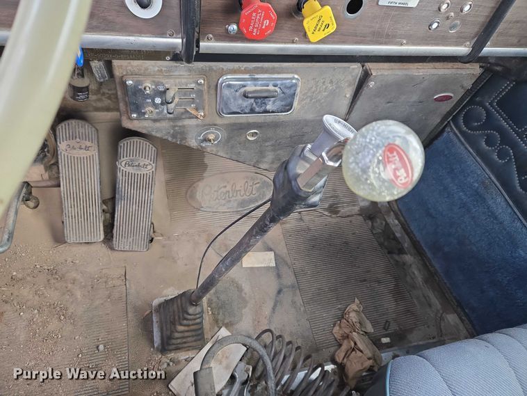 image for item ET5362 1981 Peterbilt semi truck