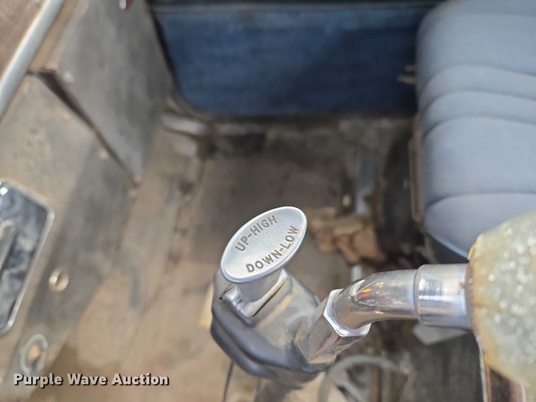 image for item ET5362 1981 Peterbilt semi truck