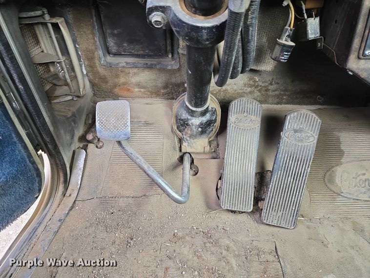 image for item ET5362 1981 Peterbilt semi truck