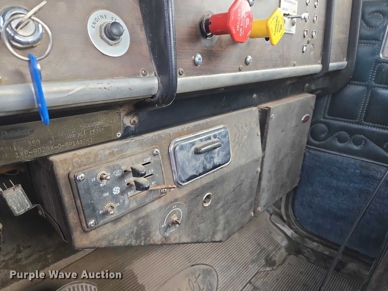 image for item ET5362 1981 Peterbilt semi truck