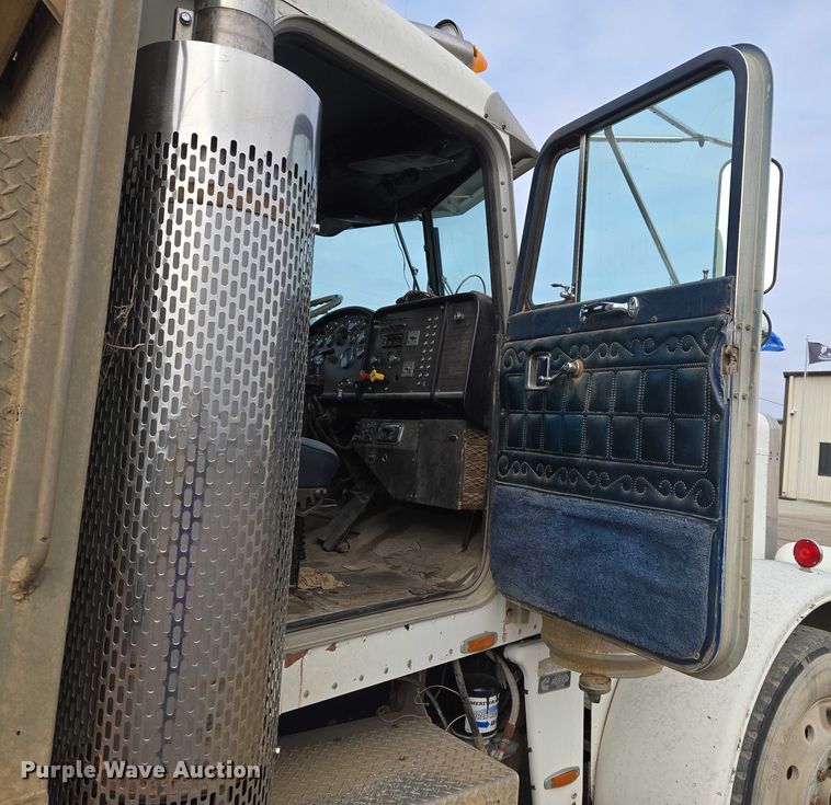 image for item ET5362 1981 Peterbilt semi truck