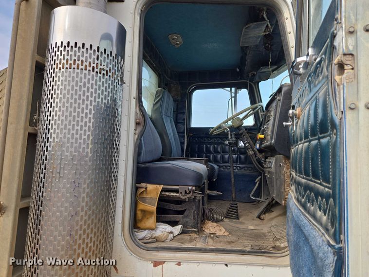 image for item ET5362 1981 Peterbilt semi truck