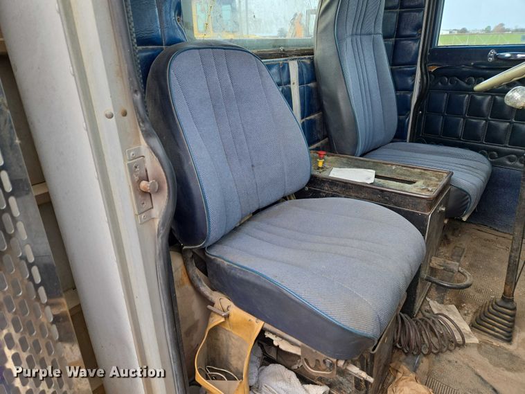 image for item ET5362 1981 Peterbilt semi truck