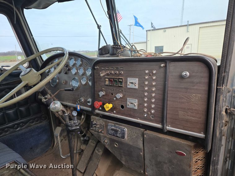 image for item ET5362 1981 Peterbilt semi truck