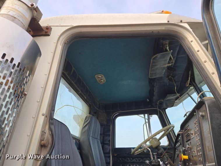 image for item ET5362 1981 Peterbilt semi truck