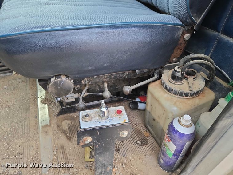 image for item ET5362 1981 Peterbilt semi truck