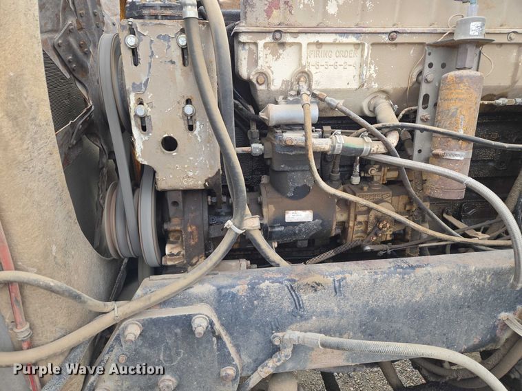 image for item ET5362 1981 Peterbilt semi truck