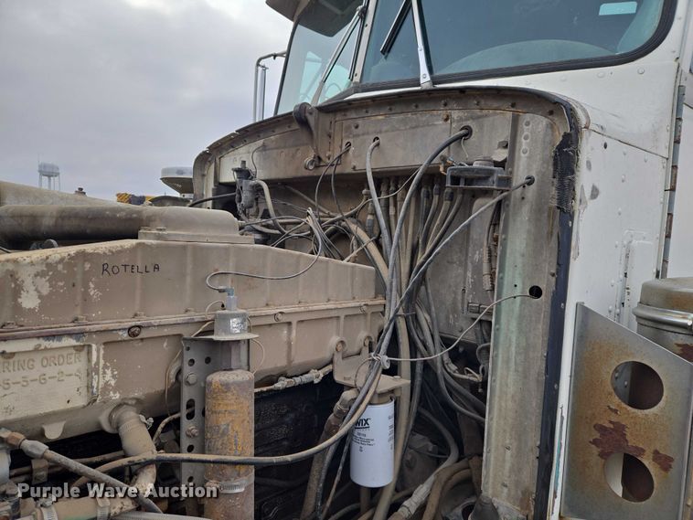 image for item ET5362 1981 Peterbilt semi truck