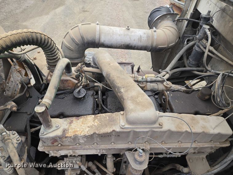 image for item ET5362 1981 Peterbilt semi truck