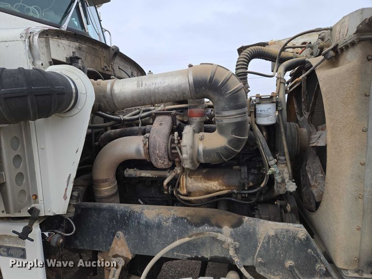 image for item ET5362 1981 Peterbilt semi truck