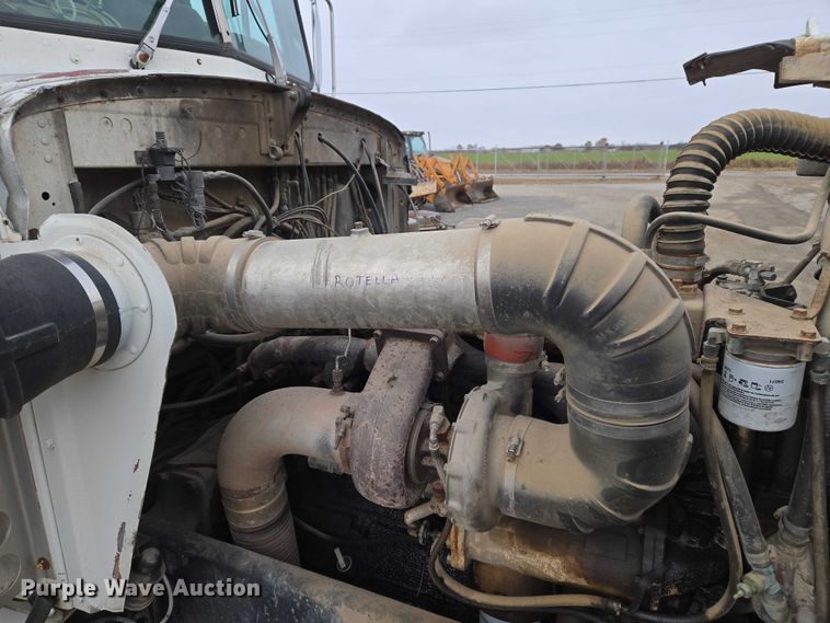 image for item ET5362 1981 Peterbilt semi truck