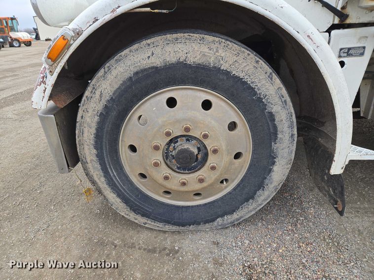 image for item ET5362 1981 Peterbilt semi truck