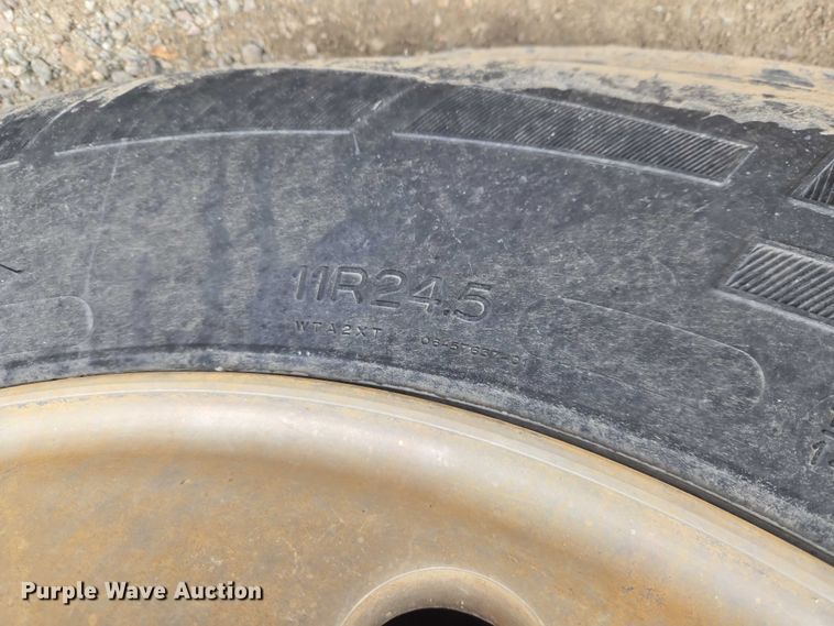 image for item ET5362 1981 Peterbilt semi truck