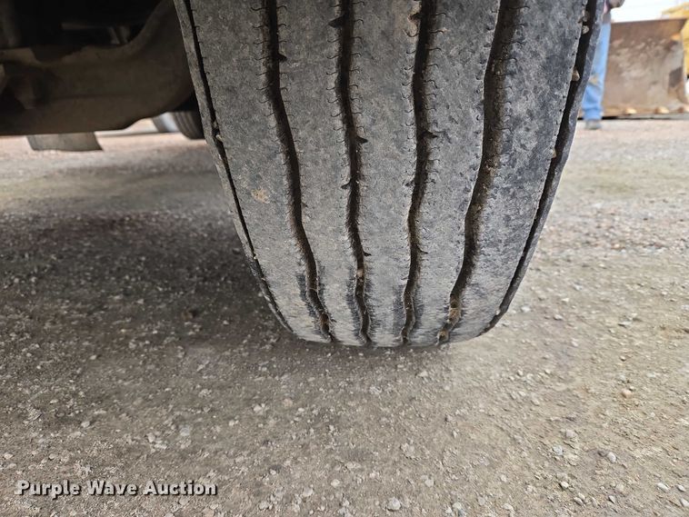 image for item ET5362 1981 Peterbilt semi truck