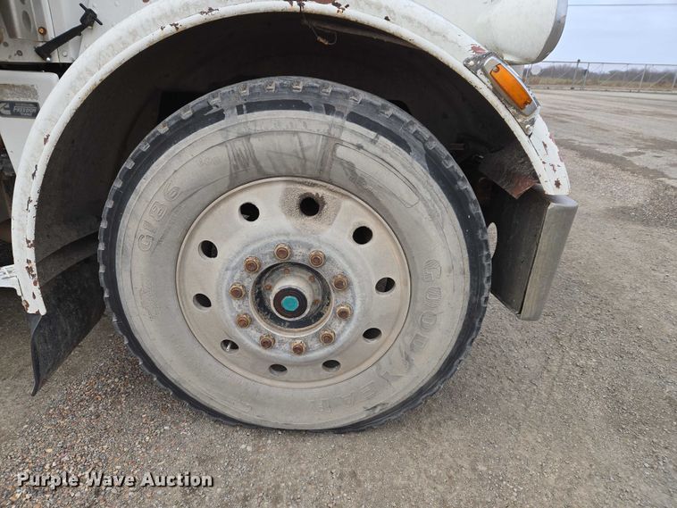 image for item ET5362 1981 Peterbilt semi truck