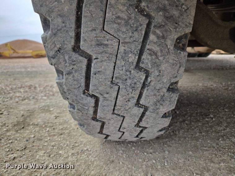 image for item ET5362 1981 Peterbilt semi truck