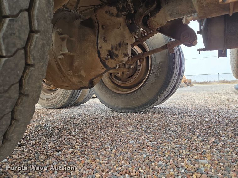 image for item ET5362 1981 Peterbilt semi truck